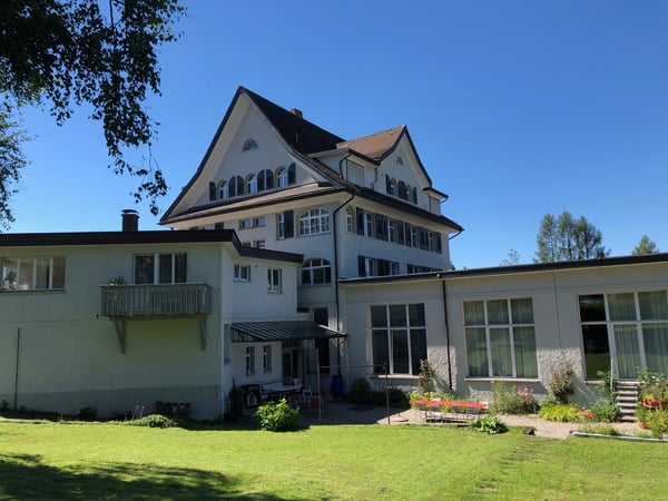 Grosszügige 8½-Zimmer-Wohnung in Jugendstilhaus