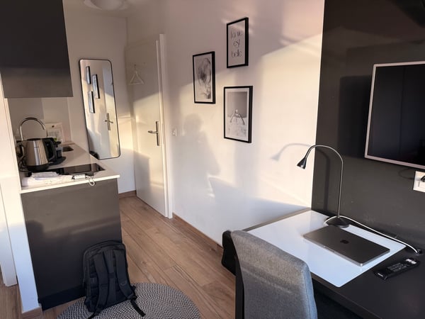 Studio meublé à louer, emplacement central à Sion 2