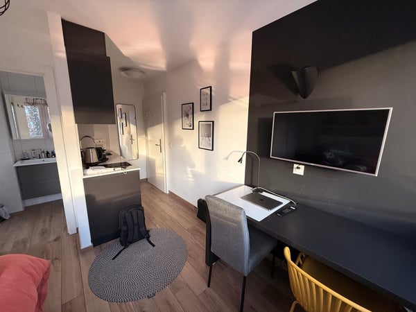 Studio meublé à louer, emplacement central à Sion 3