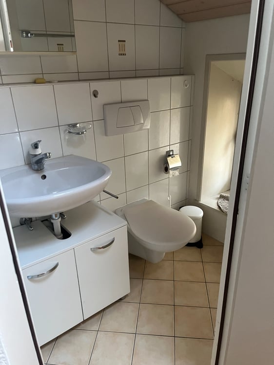 Chambre meublée avec douche et wc à louer, proche de la gare 3