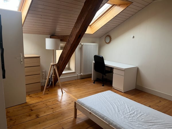 Chambre meublée avec douche et wc à louer, proche de la gare 4