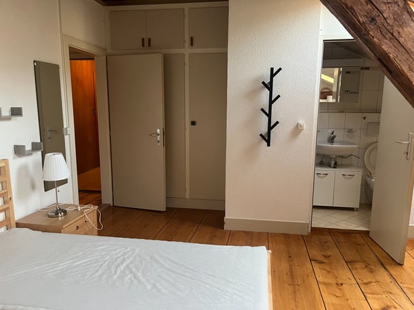 Chambre meublée avec douche et wc à louer, proche de la gare 1