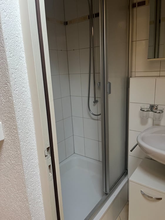 Chambre meublée avec douche et wc à louer, proche de la gare 2