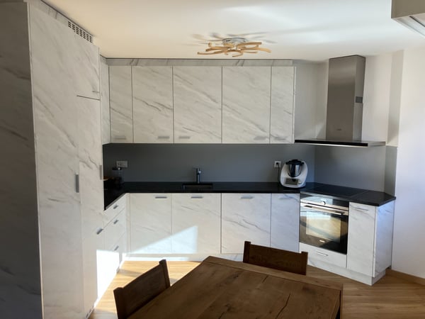 Attique 1.5 pièces rénové avec vue imprenable Vissigen 2