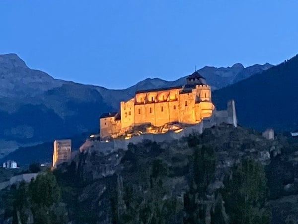 Attique 1.5 pièces rénové avec vue imprenable Vissigen 1