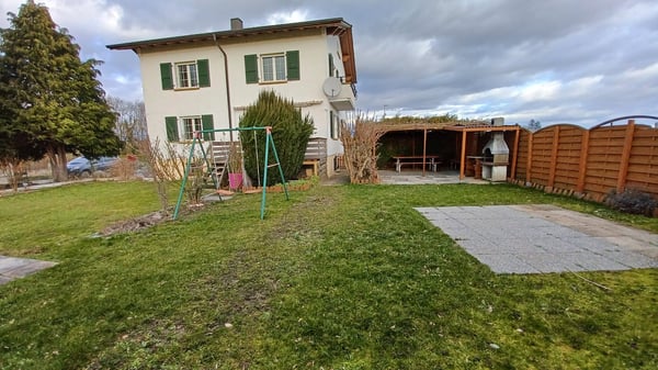 Jolie maison individuelle de deux appartement avec terrain