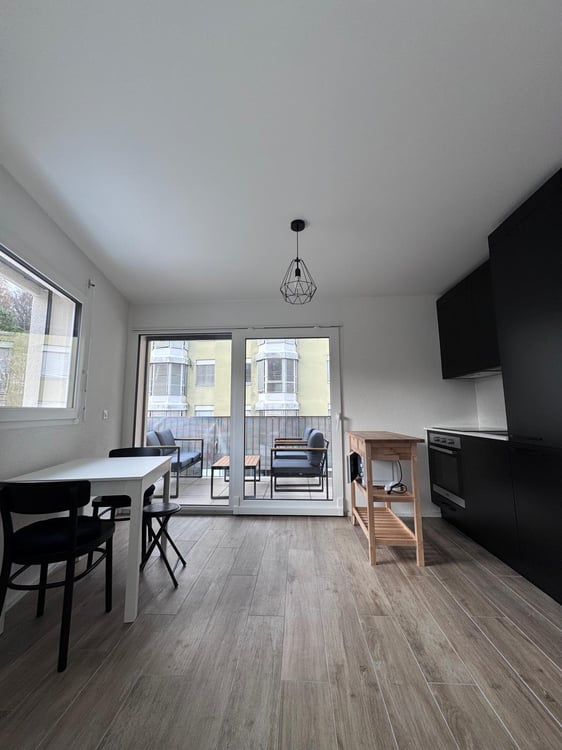 Lumineux studio neuf avec grand balcon 5