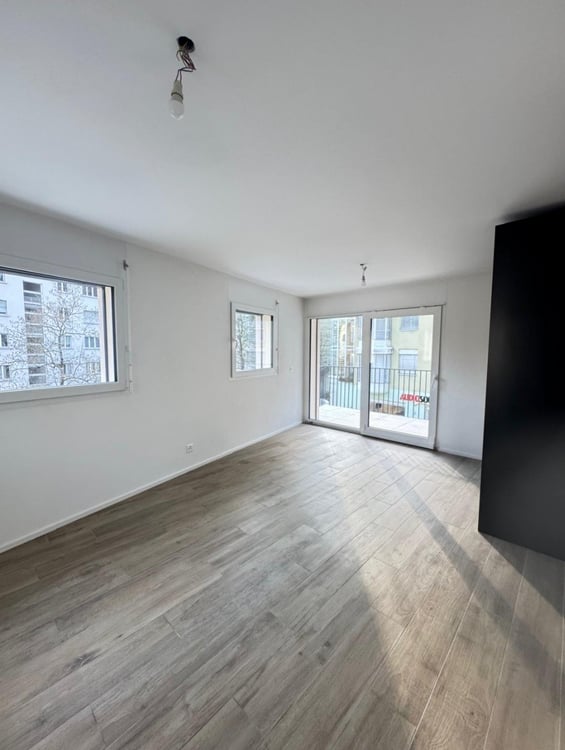 Lumineux studio neuf avec grand balcon 1