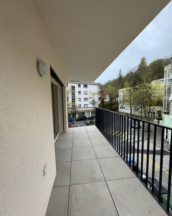 Lumineux studio neuf avec grand balcon 4