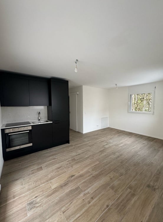 Lumineux studio neuf avec grand balcon 2