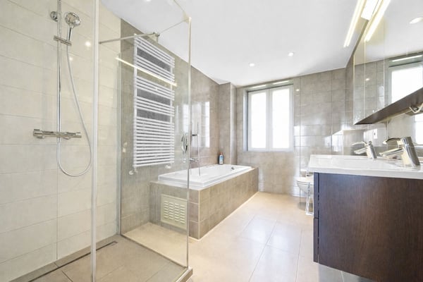 SPACIEUSE DE STANDING AVEC JARDIN ET VUE PANORAMIQUE SUR LAC 9