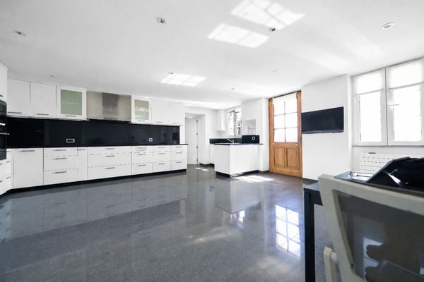 SPACIEUSE DE STANDING AVEC JARDIN ET VUE PANORAMIQUE SUR LAC 3