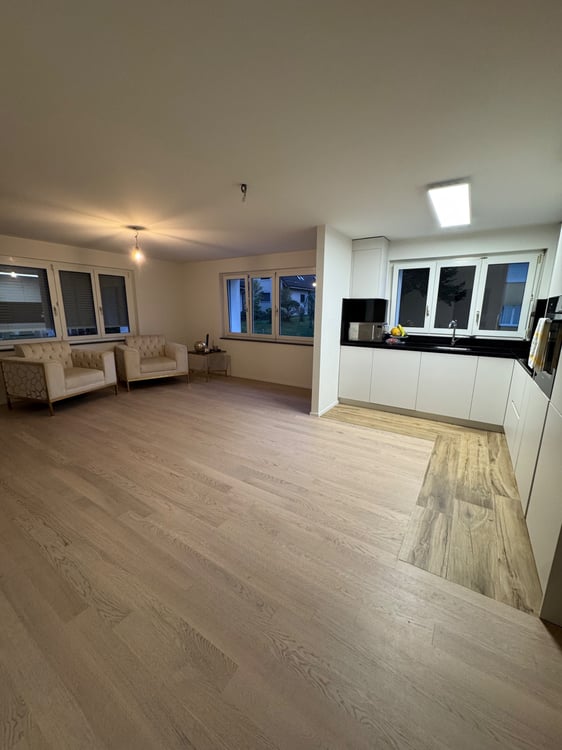 Moderne 3.5-Zimmer-Wohnung mit Balkon und Garage in Winkel 1