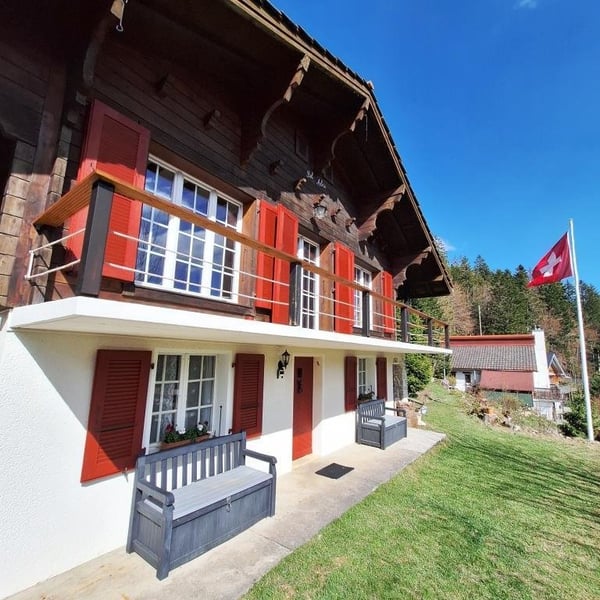 CHARMANT CHALET avec vue panoramique à St-Cergue 1