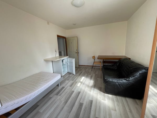 Möbliertes Zimmer in Niederuzwil 2