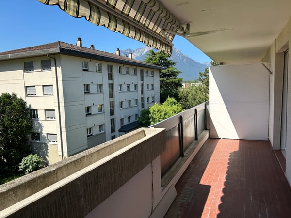 Entièrement rénové - spacieux 2.5 pièces 2