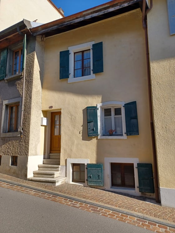 Jolie maison au coeur du vieux bourg dAubonne 1
