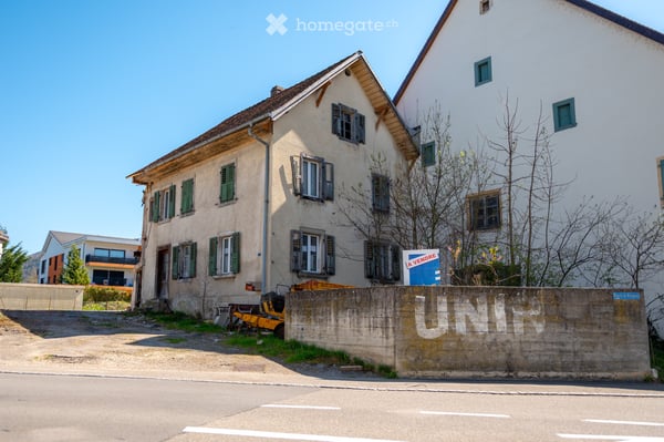 Maison de caractère à rénover entièrement à Courrendlin 1