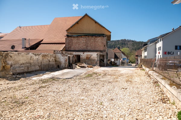 Maison de caractère à rénover entièrement à Courrendlin 3