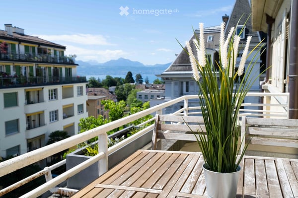 SUB-LET Bright Montchoisi 3.5 room with balcony & lake views 1