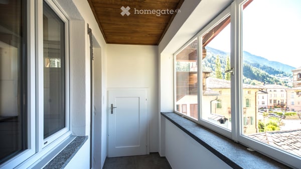 Moderne 4.5-Zimmer-Dachwohnung mit rundum Bergsicht 1