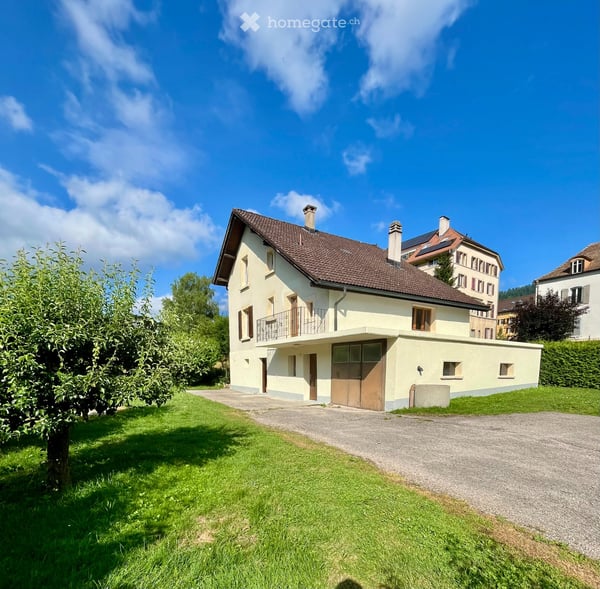 Spacieuse maison avec grand jardin et serre 1