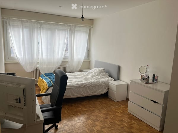 Grande chambre dans un appartement de 2,5 pièces 1