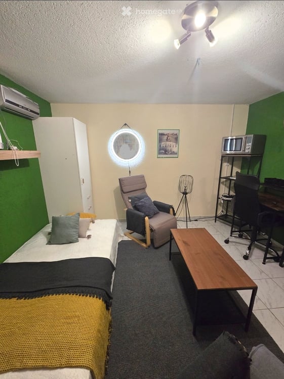 Chambre meublée 20m2 : bureau, TV à 1030.- charges comprises 1