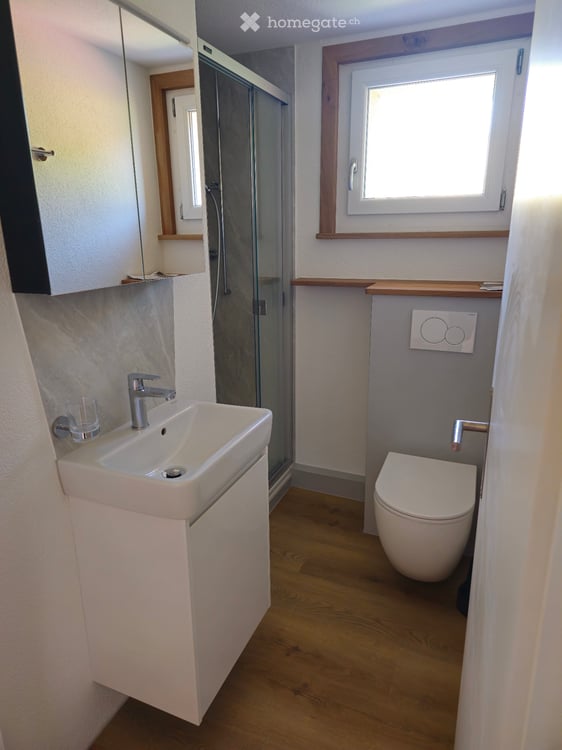 3 Zimmerwohnung mit brandneuen Böden, Küche und Badezimmer! 2