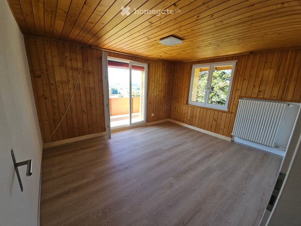 3 Zimmerwohnung mit brandneuen Böden, Küche und Badezimmer! 3