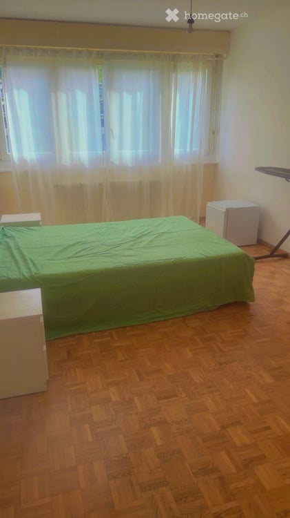 Grande chambre dans un appartement de 2,5 pièces 1