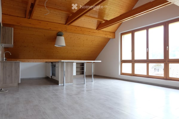 Lumineux appartement de 2,5 pièces à Travers 1