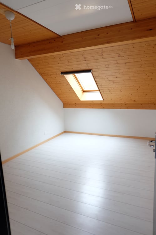 Lumineux appartement de 2,5 pièces à Travers 2
