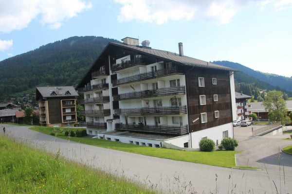 Spacieux 3,5 pièces de 98 m2 + 2 balcons 24 m2 appartement traversant et à l'angle sud de l'immeuble 1