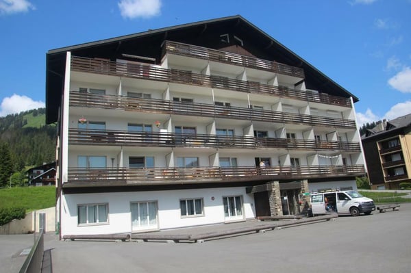 Spacieux 3,5 pièces de 98 m2 + 2 balcons 24 m2 appartement traversant et à l'angle sud de l'immeuble 2