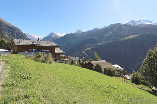 Terrain à bâtir de 459 m² à Sarreyer, vue plongeante sur la vallée 11