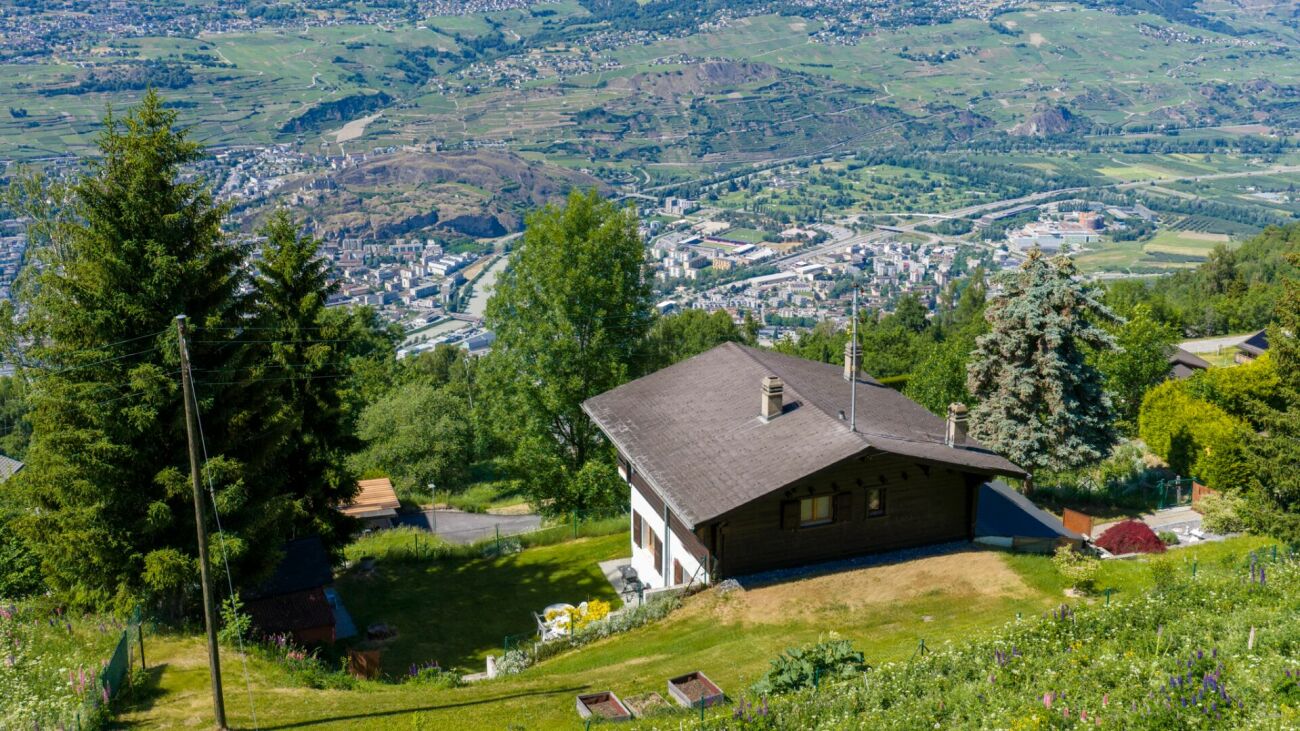 Acquisition en résidence secondaire possible - Charmant chalet avec vue panoramique exceptionnelle sur la plaine du Rhône