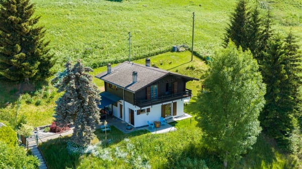 Acquisition en résidence secondaire possible - Charmant chalet avec vue panoramique exceptionnelle sur la plaine du Rhône 1