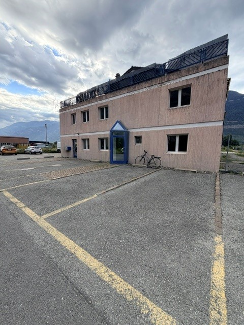 À LOUER – Local commercial de 170 m² à Fully, divisible en 3 espaces indépendants 1