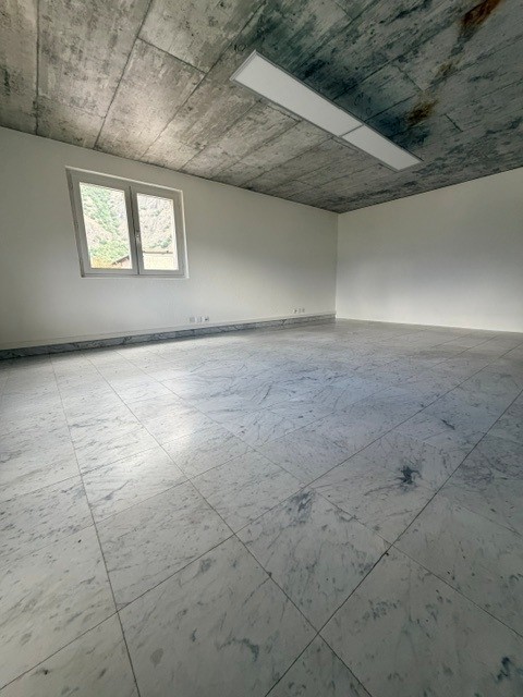 À LOUER – Local commercial de 170 m² à Fully, divisible en 3 espaces indépendants 11