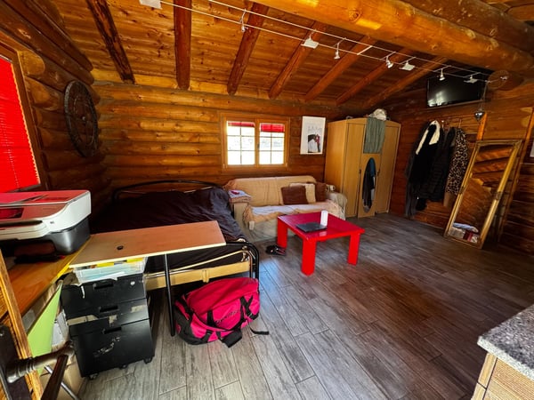 Opportunité ! À louer, un charmant petit mazot d'une pièce 1/2, avec petite terrasse aux Valettes ! 2