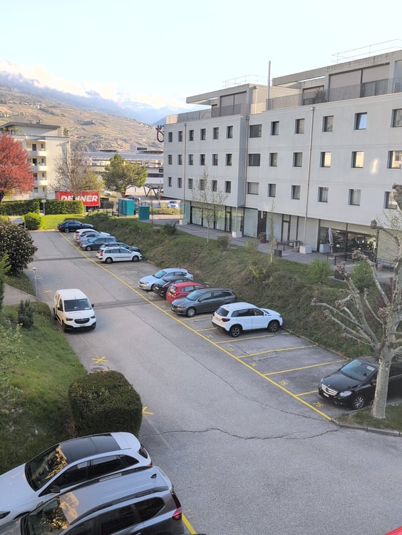 À louer ! Proche de l'Hôpital de Sion, des places de parc extérieures ! 2