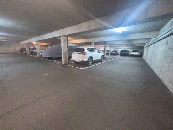 À louer ! À 2 minutes de la Gare à Martigny, des places de parc intérieures ! 3
