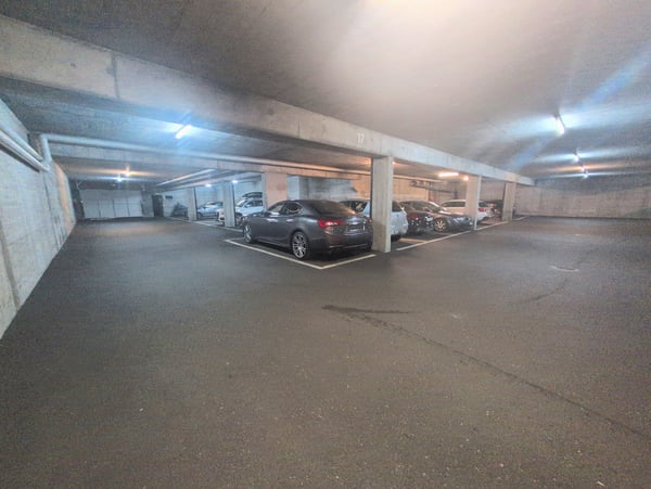 À louer ! À 2 minutes de la Gare à Martigny, des places de parc intérieures ! 2