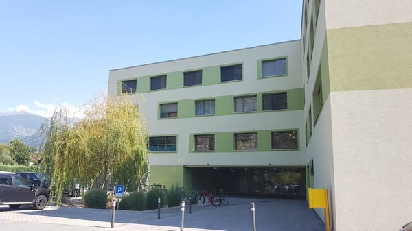 À louer ! un spacieux appartement de 2 pièces 1/2, avec place de parc comprise, à Sion 1