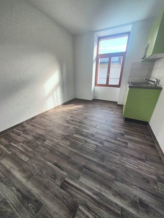 À louer, dans la rue du Bourg à Sierre, un petit studio de 14 m2 ! 2