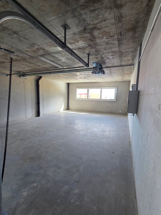 Opportunité ! À louer, un dépôt/box, dans un bâtiment récent 