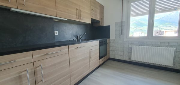 RENOVE - 1.5 pces en attique et en face de l'école avec place de parc