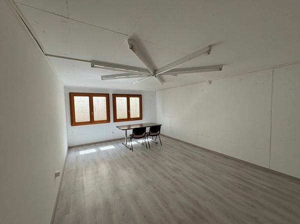 Local commercial - dépôt de stockage 2