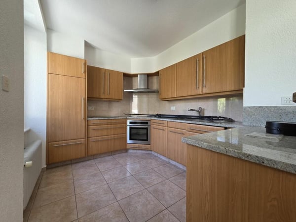 Appartement de 5 pièces 1/2 en duplex avec balcon et places de parc extérieures